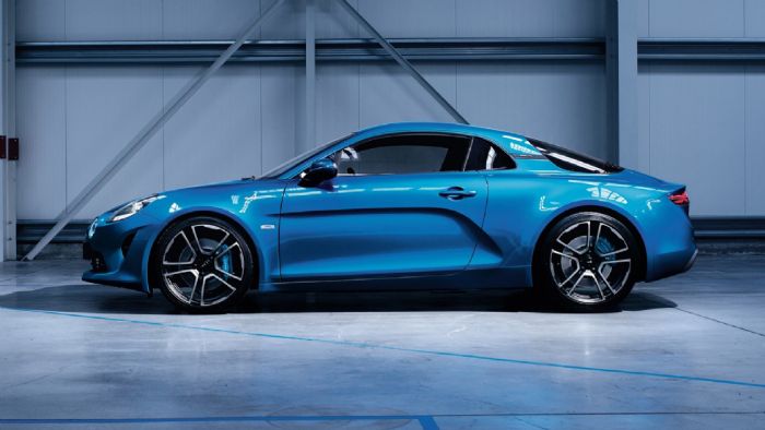 H Alpine A110 θα ξεκινήσει να πωλείται προς τα τέλη του έτους, με τις πρώτες 1.995 μονάδες να είναι στην έκδοση Premiere Edition, η οποία στη Γαλλία θα κοστίζει από 55.000 ευρώ.